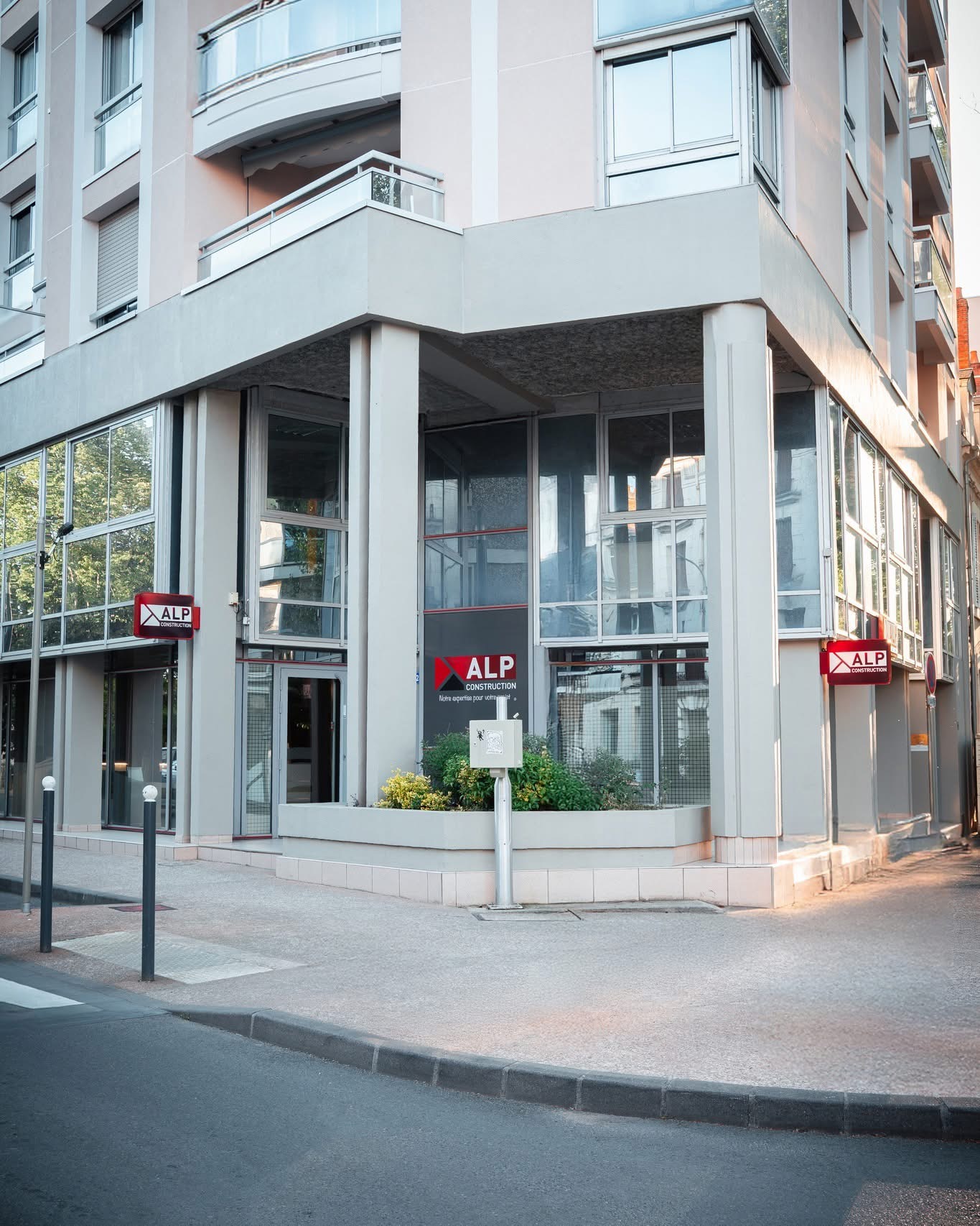 La façade de l’agence avec ses enseignes latérales.