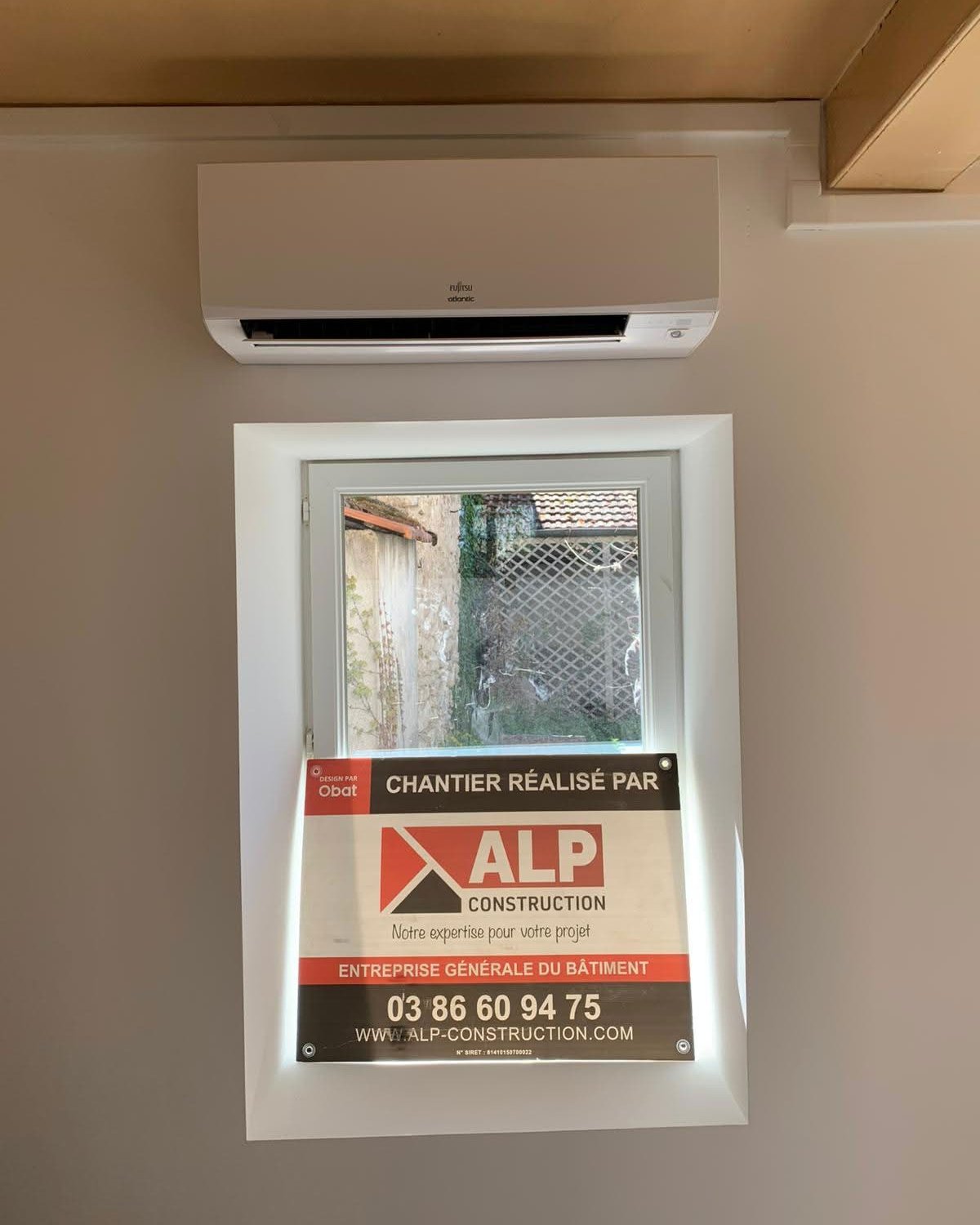Unité intérieure de climatisation installée au-dessus d’une fenêtre à Nevers.