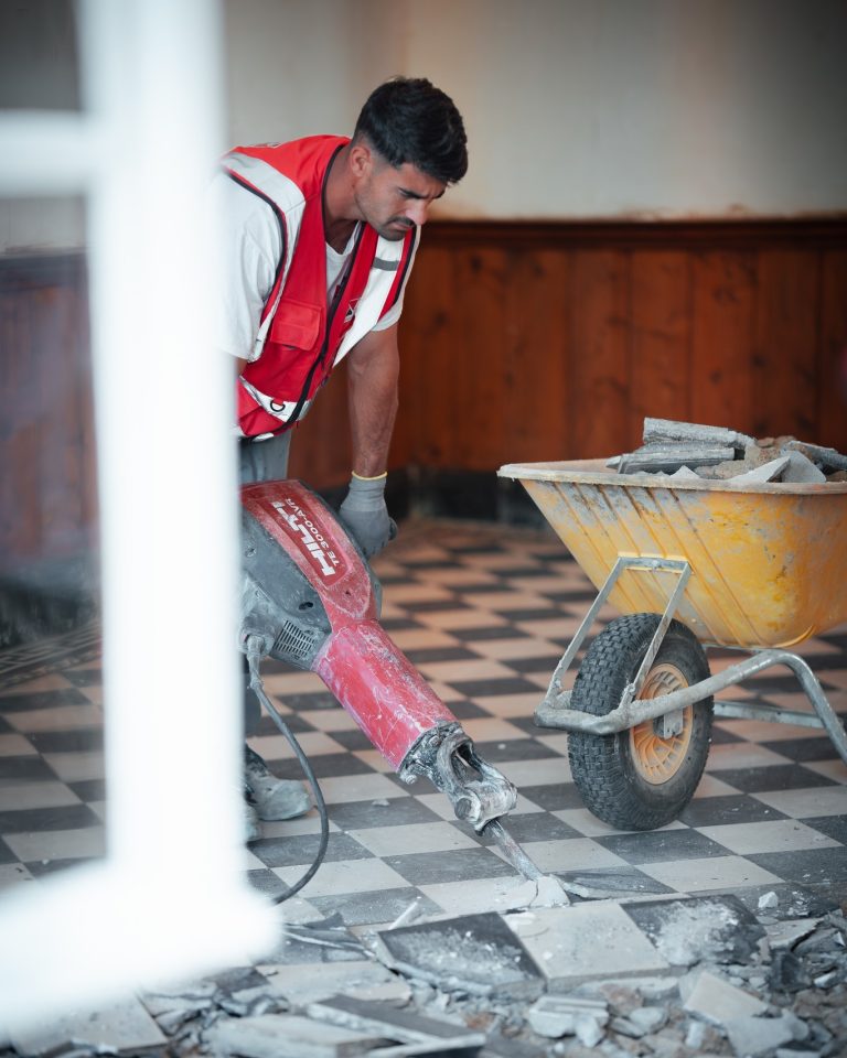 &Eacute;quipe ALP au travail : d&eacute;pose et d&eacute;molition, avec le logo ALP visible sur les v&ecirc;tements.