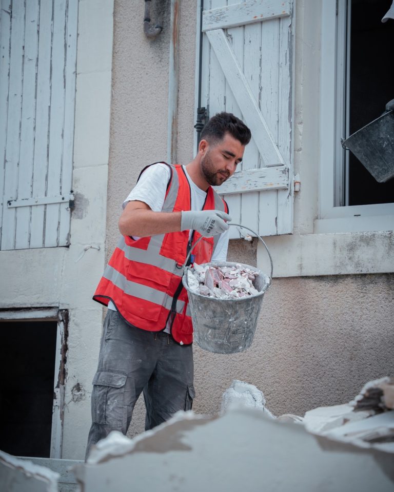 &Eacute;quipe ALP au travail : d&eacute;pose et d&eacute;molition, avec le logo ALP visible sur les v&ecirc;tements.