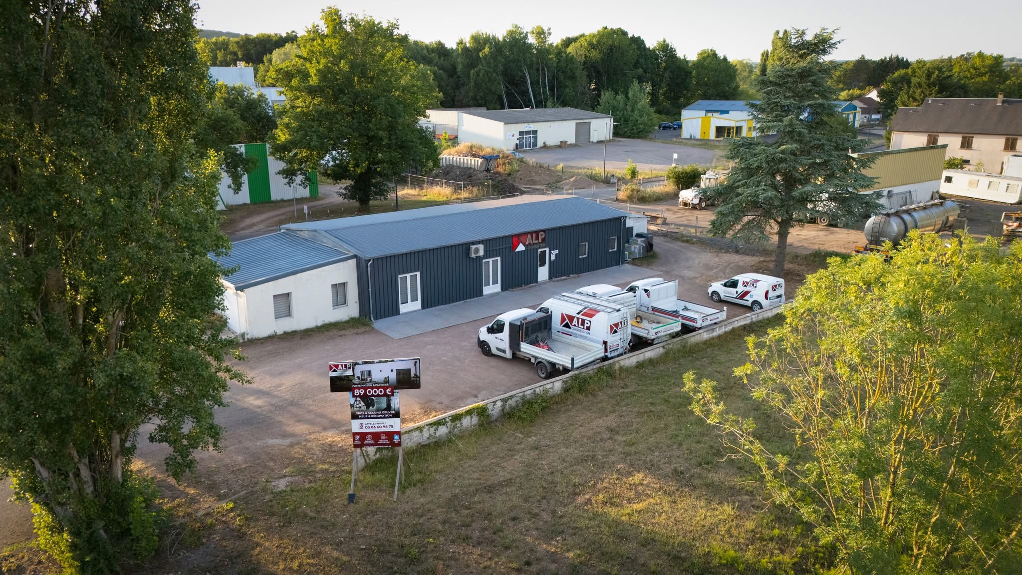 Le dépôt et les véhicules ALP Construction à Varennes-Vauzelles.