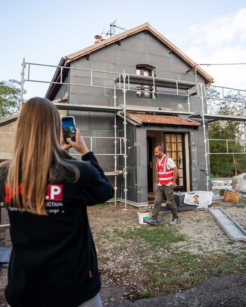 Chantier d’isolation extérieure à Lurcy-Lévis avec échafaudage devant le pignon de la maison.