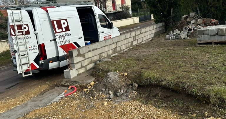 Construction d’un muret maçonné en limite de jardin.