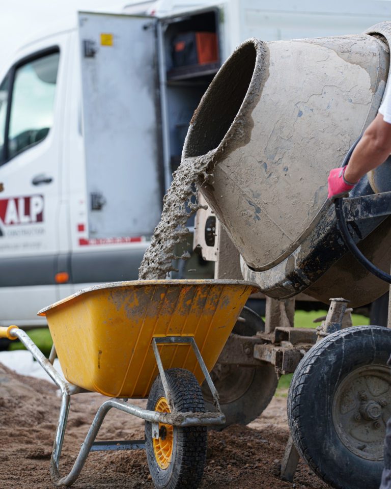 Préparation du mortier pour une extension de maison dans l’Allier.