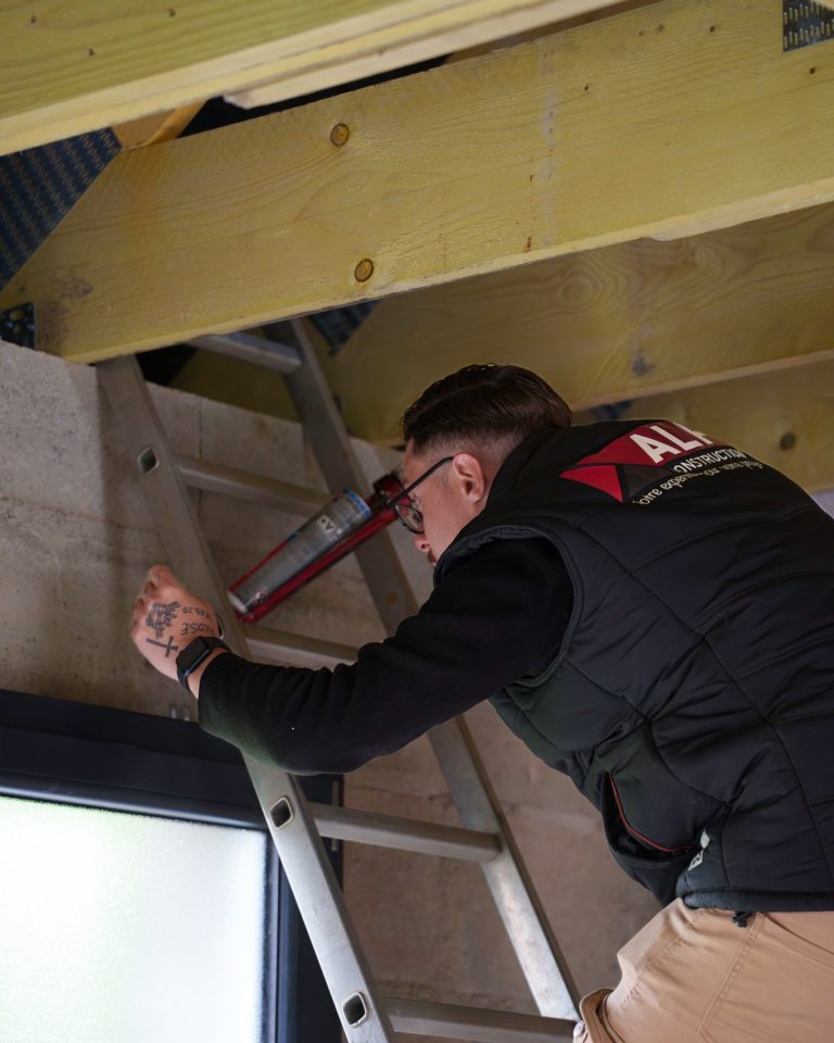 &Eacute;quipe ALP au travail : menuiserie, avec le logo ALP visible sur les v&ecirc;tements.