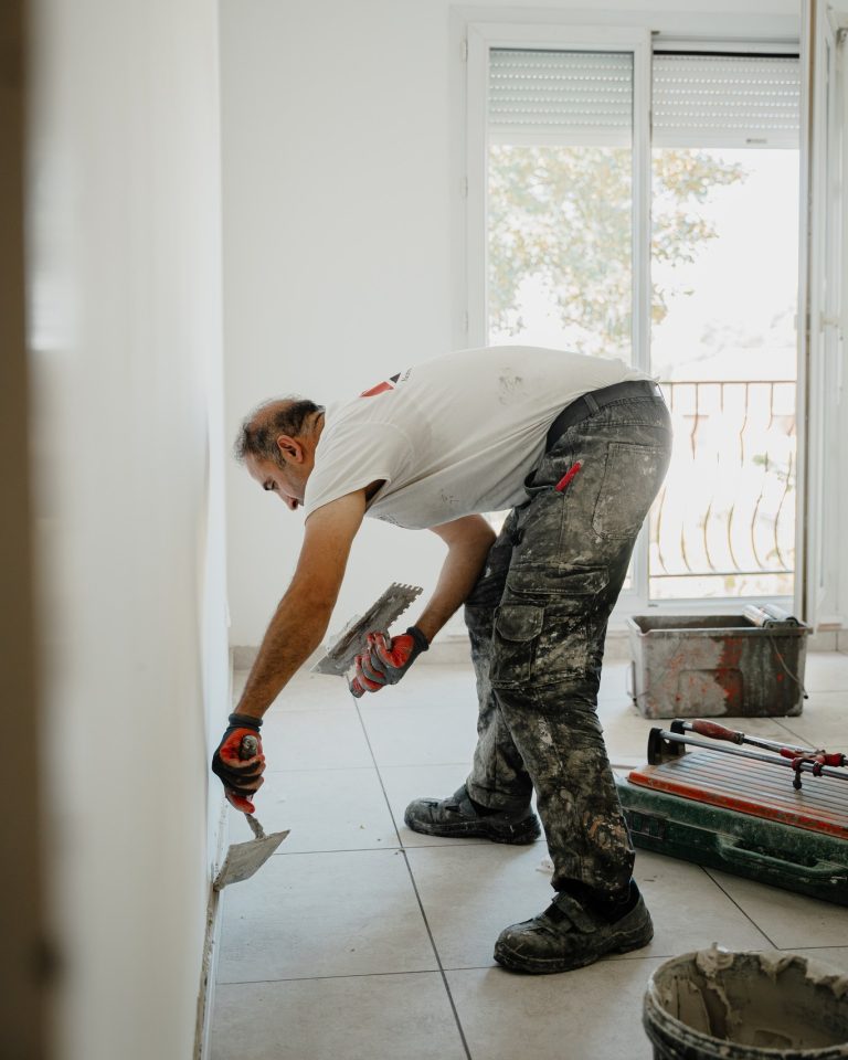 Intervention au pied d&rsquo;une paroi pendant la r&eacute;novation int&eacute;rieure &agrave; Fourchambault.