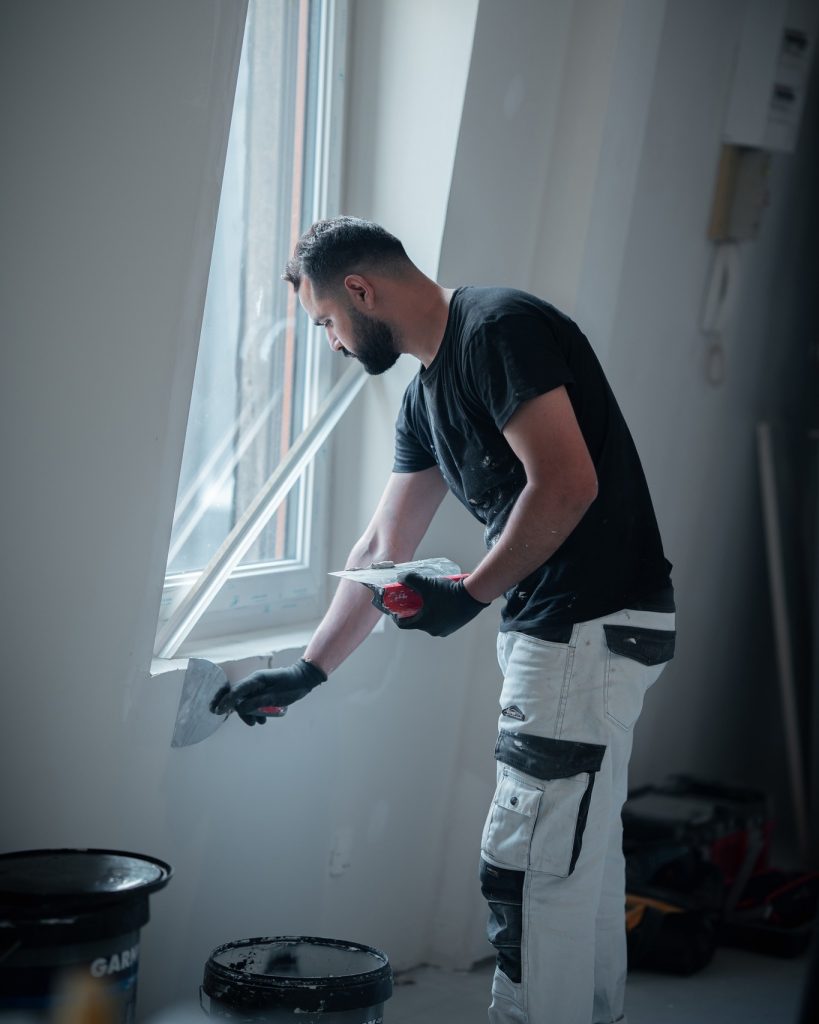Reprises intérieures autour d’une fenêtre pendant la rénovation d’un appartement à Bourges.