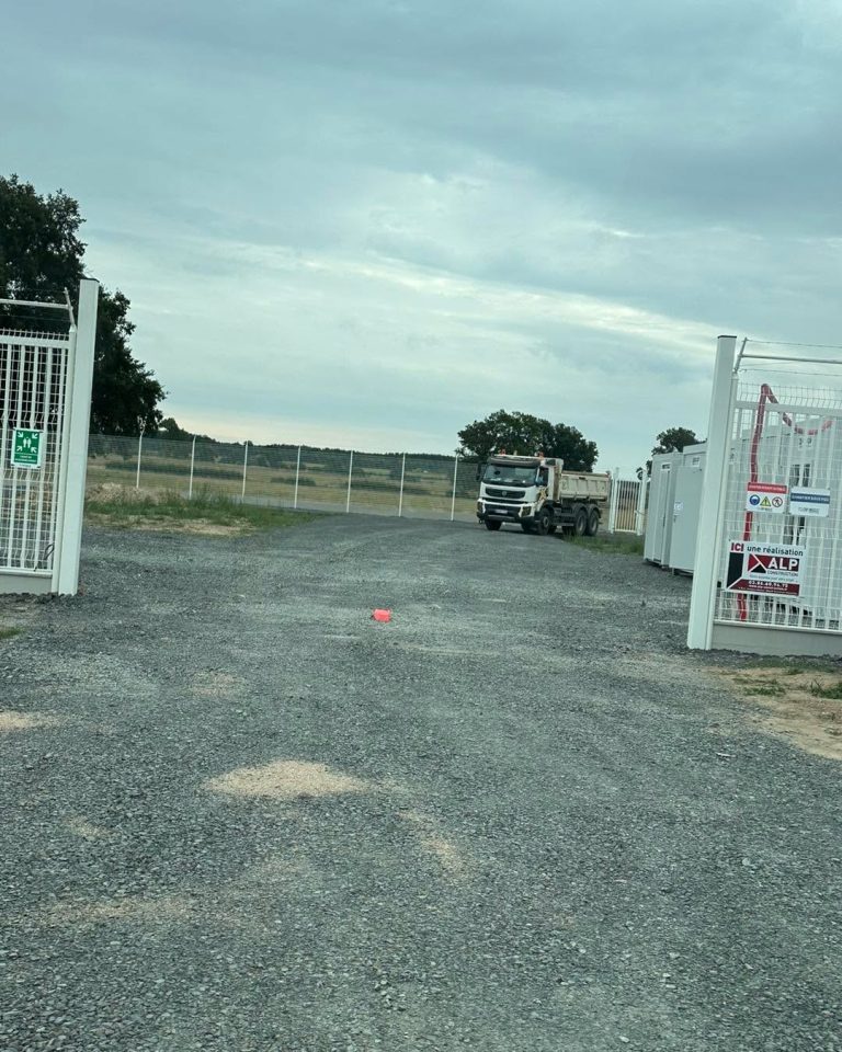 Génie civil autour d’un poste de livraison électrique à Champvert.