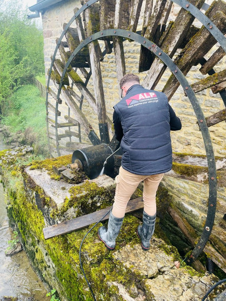 &Eacute;quipe ALP au travail : am&eacute;nagement ext&eacute;rieur, avec le logo ALP visible sur les v&ecirc;tements.