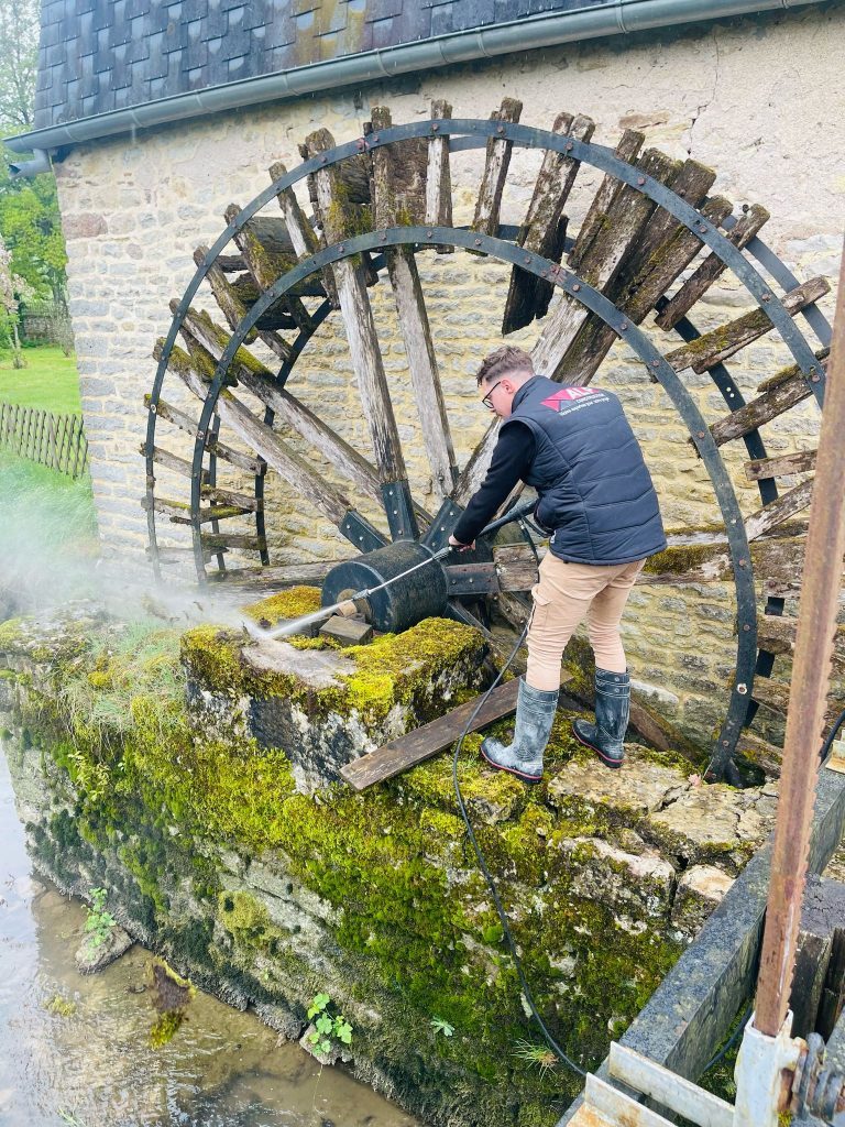 &Eacute;quipe ALP au travail : am&eacute;nagement ext&eacute;rieur, avec le logo ALP visible sur les v&ecirc;tements.