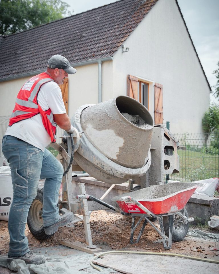 &Eacute;quipe ALP au travail : b&eacute;ton et ma&ccedil;onnerie, avec le logo ALP visible sur les v&ecirc;tements.