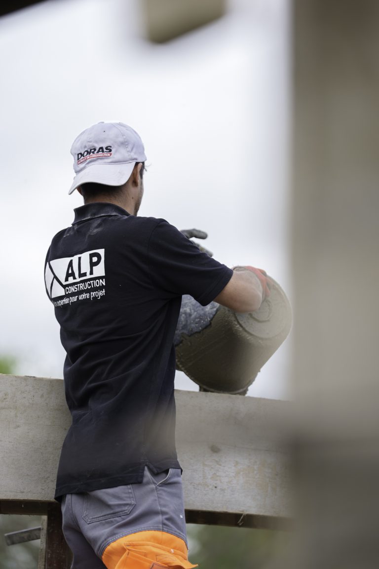 &Eacute;quipe ALP au travail : b&eacute;ton et ma&ccedil;onnerie, avec le logo ALP visible sur les v&ecirc;tements.