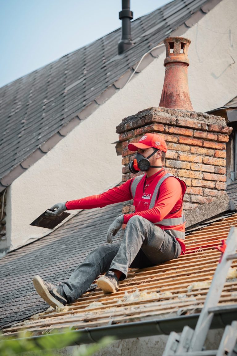 &Eacute;quipe ALP au travail : couverture, avec le logo ALP visible sur les v&ecirc;tements.