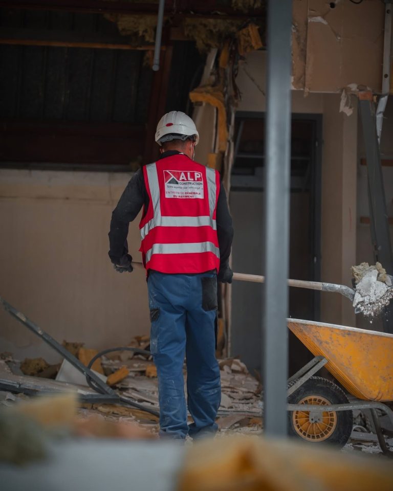 &Eacute;quipe ALP au travail : d&eacute;pose et d&eacute;molition, avec le logo ALP visible sur les v&ecirc;tements.