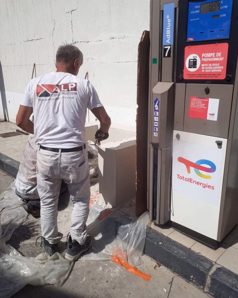 &Eacute;quipe ALP au travail : d&eacute;pose et d&eacute;molition, avec le logo ALP visible sur les v&ecirc;tements.