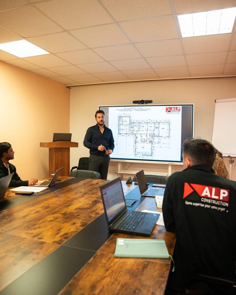 &Eacute;quipe ALP au travail : gestion et suivi des chantiers, avec le logo ALP visible sur les v&ecirc;tements.