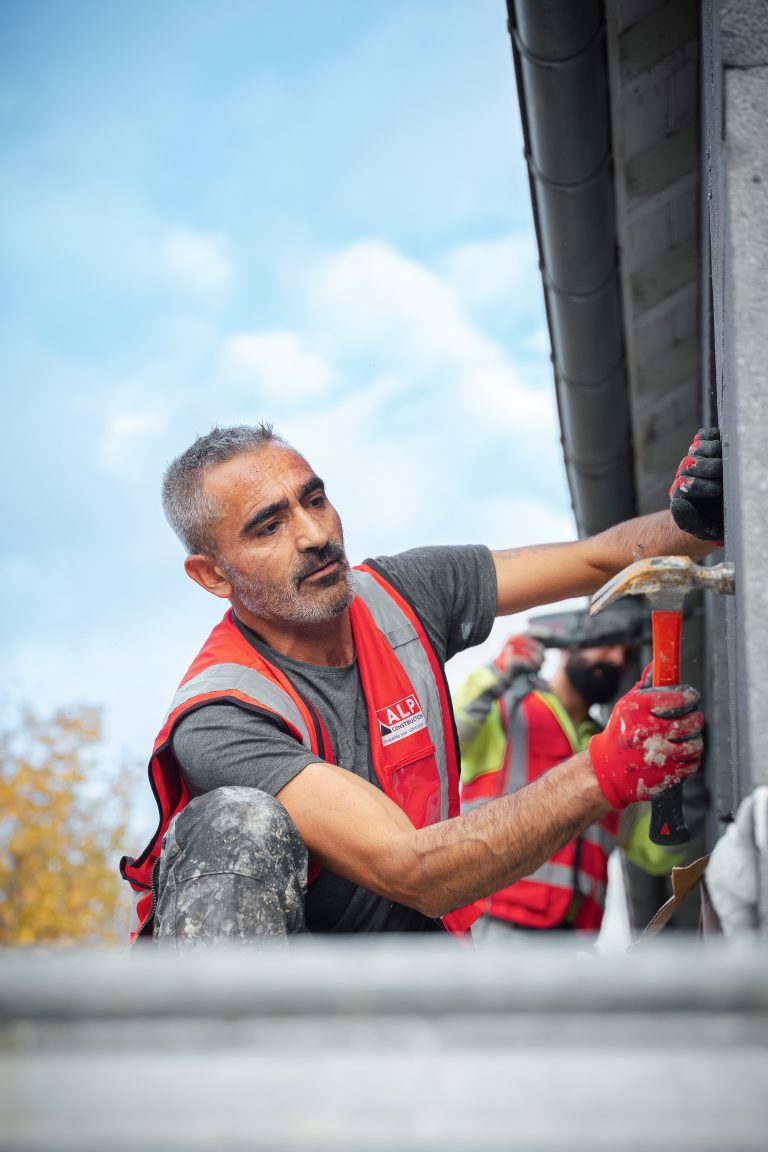 &Eacute;quipe ALP au travail : isolation ext&eacute;rieure, avec le logo ALP visible sur les v&ecirc;tements.