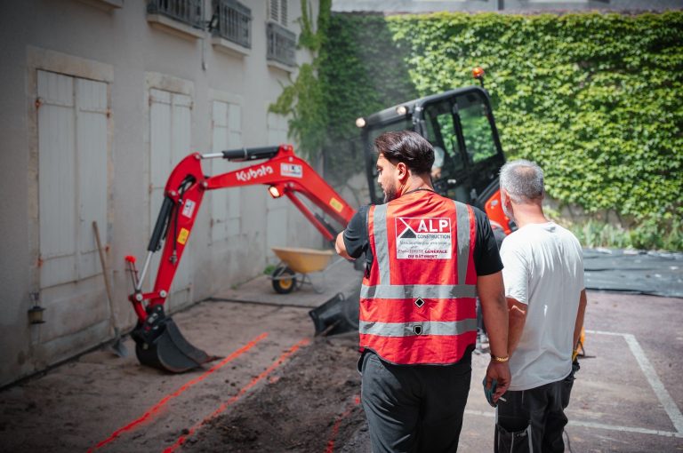 &Eacute;quipe ALP au travail : terrassement et engins, avec le logo ALP visible sur les v&ecirc;tements.