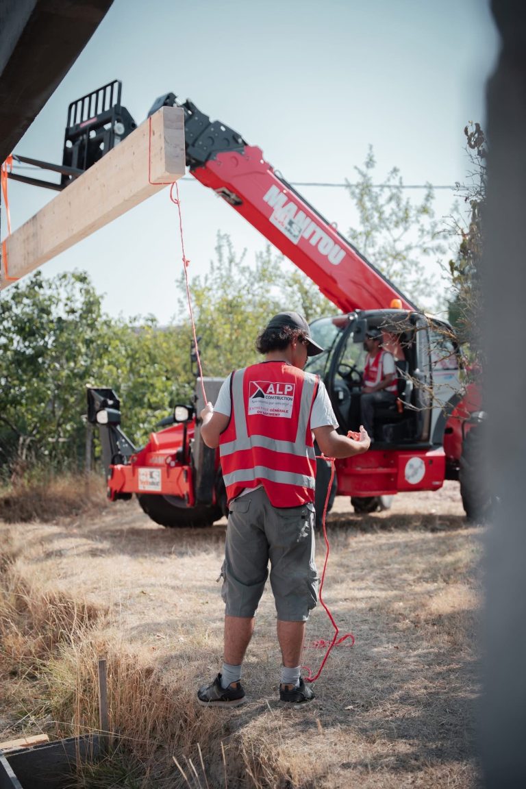 &Eacute;quipe ALP au travail : terrassement et engins, avec le logo ALP visible sur les v&ecirc;tements.