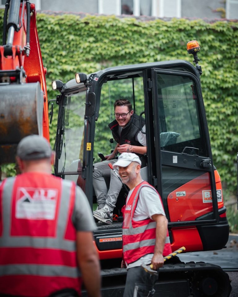 &Eacute;quipe ALP au travail : terrassement et engins, avec le logo ALP visible sur les v&ecirc;tements.
