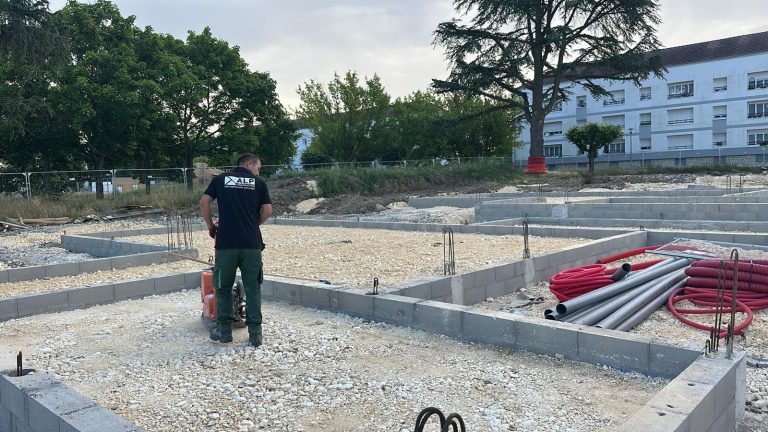 Équipe ALP au travail : béton et maçonnerie, avec le logo ALP visible sur les vêtements.