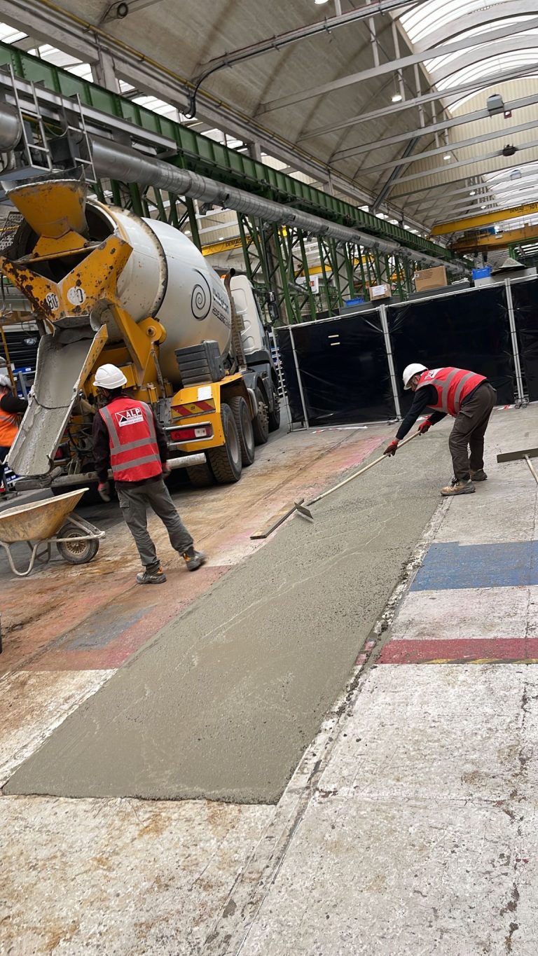 Équipe ALP au travail : béton et maçonnerie, avec le logo ALP visible sur les vêtements.