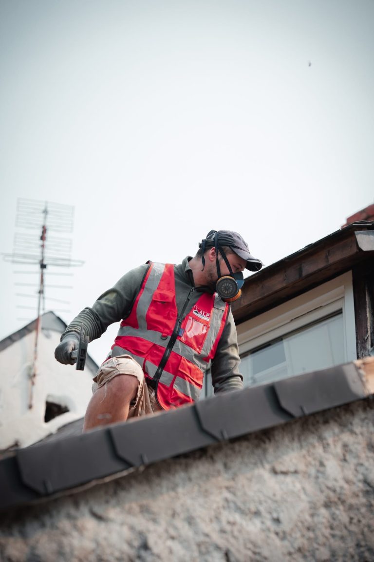 Équipe ALP au travail : couverture, avec le logo ALP visible sur les vêtements.