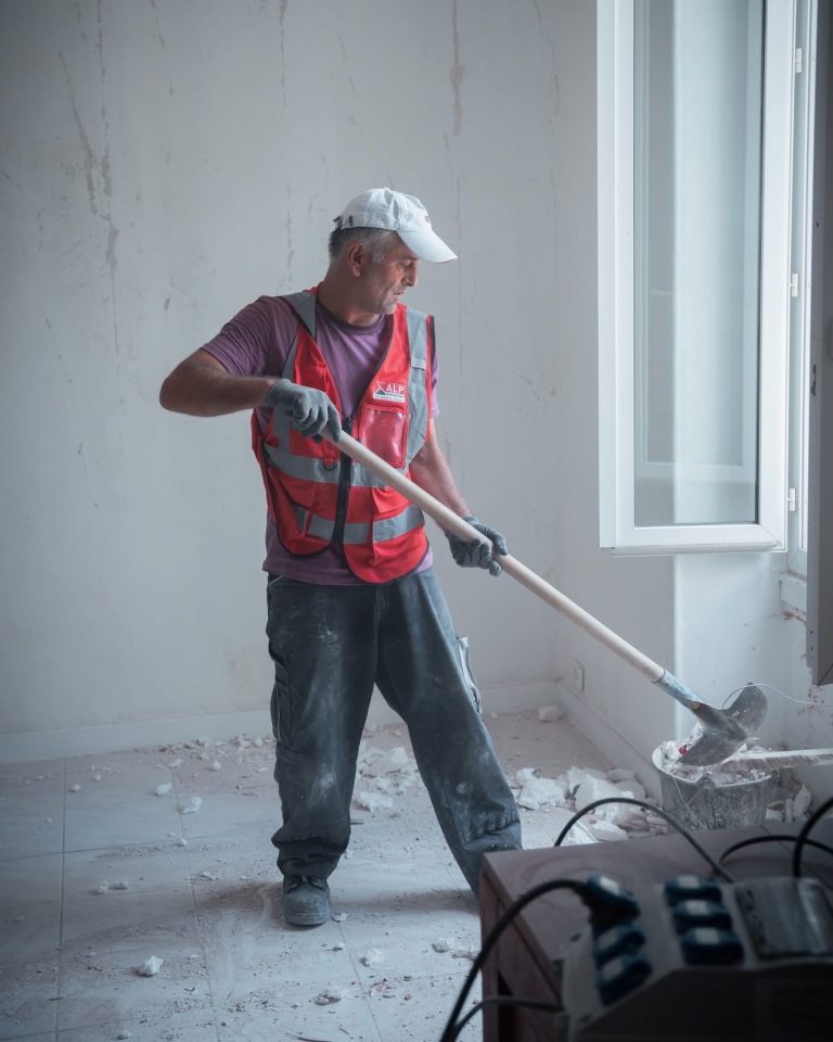 Équipe ALP au travail : dépose et démolition, avec le logo ALP visible sur les vêtements.
