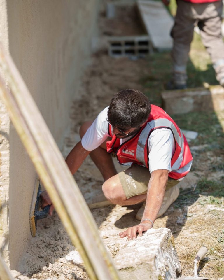 Équipe ALP au travail : façades et enduits, avec le logo ALP visible sur les vêtements.