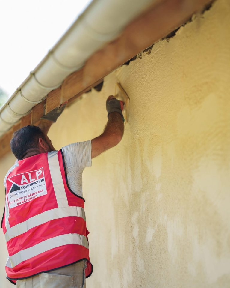 Équipe ALP au travail : façades et enduits, avec le logo ALP visible sur les vêtements.
