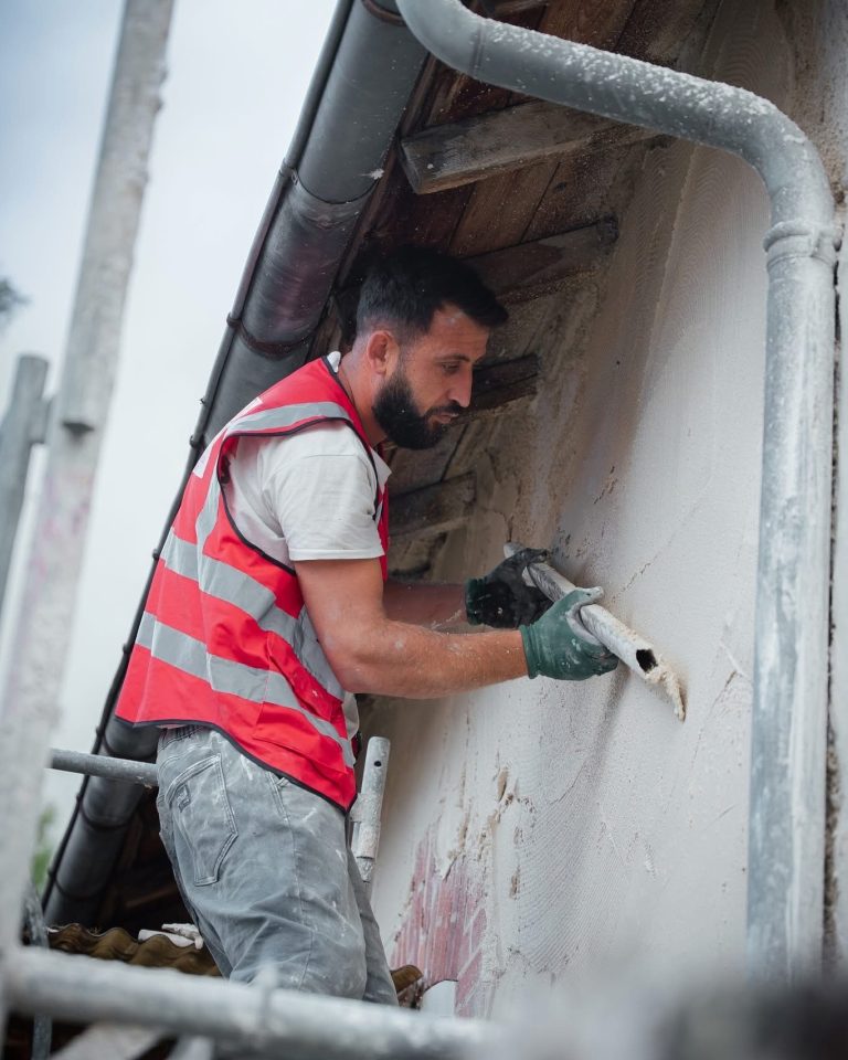 Équipe ALP au travail : façades et enduits, avec le logo ALP visible sur les vêtements.