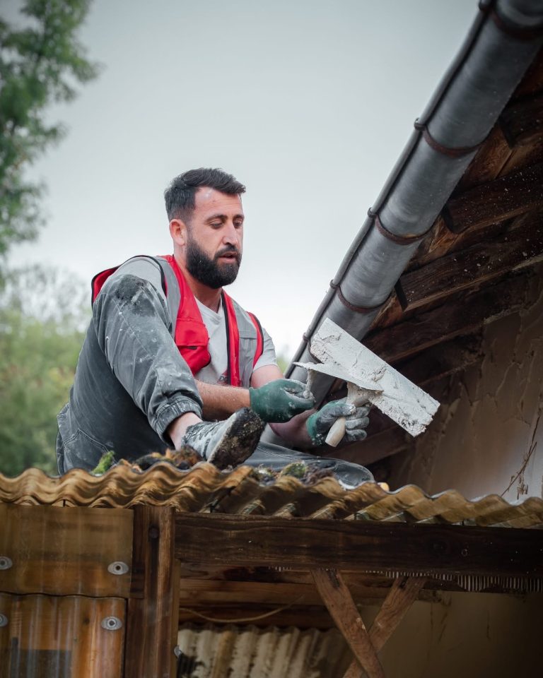 Équipe ALP au travail : façades et enduits, avec le logo ALP visible sur les vêtements.