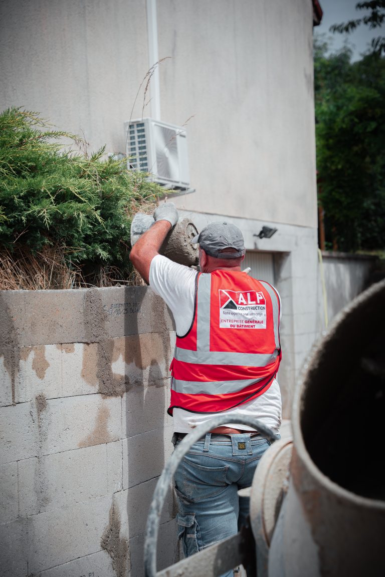 Équipe ALP au travail : façades et enduits, avec le logo ALP visible sur les vêtements.