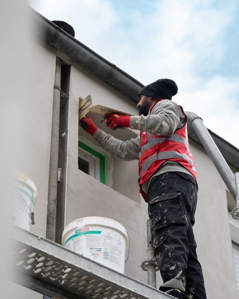 Équipe ALP au travail : façades et enduits, avec le logo ALP visible sur les vêtements.