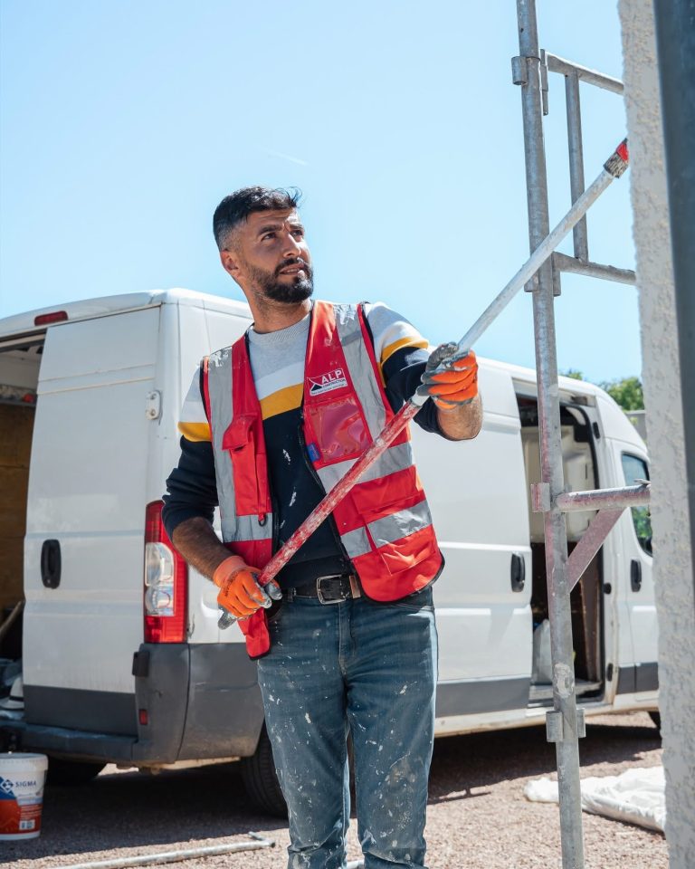 Équipe ALP au travail : isolation extérieure, avec le logo ALP visible sur les vêtements.