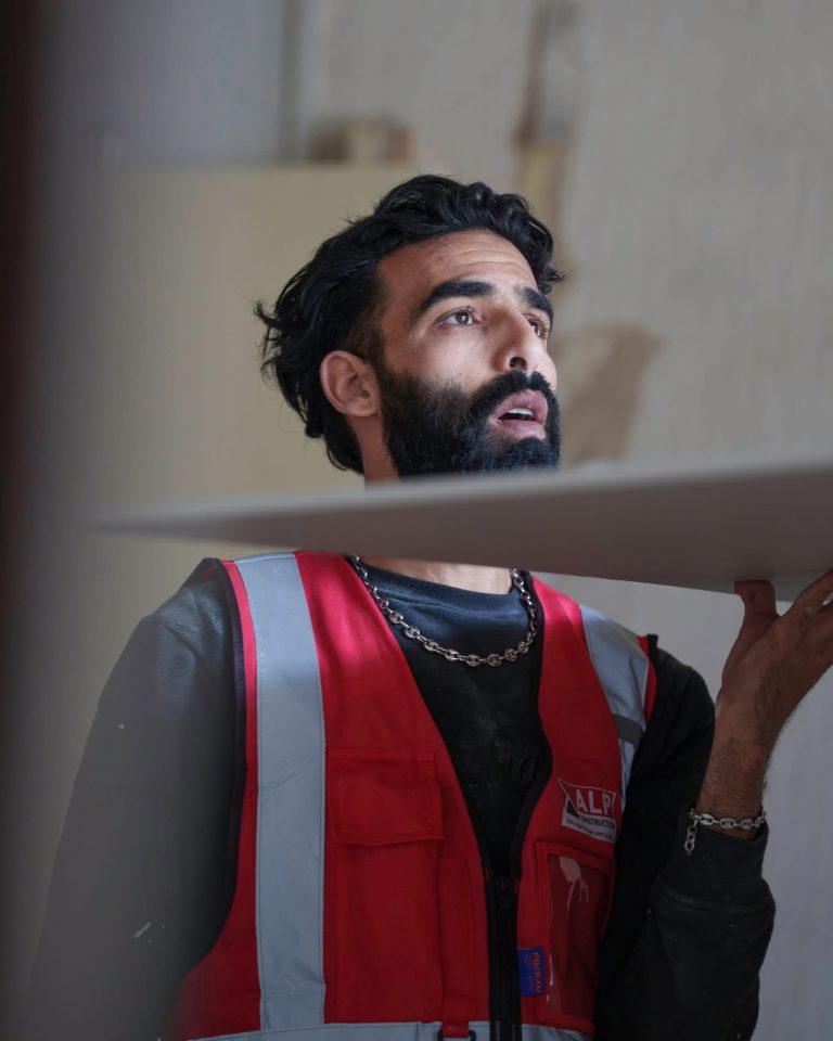 Équipe ALP au travail : menuiserie, avec le logo ALP visible sur les vêtements.