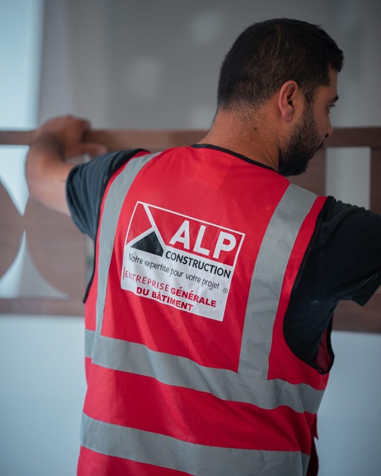 Équipe ALP au travail : menuiserie, avec le logo ALP visible sur les vêtements.