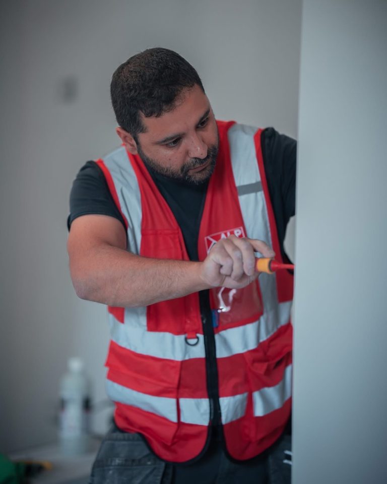 Équipe ALP au travail : menuiserie, avec le logo ALP visible sur les vêtements.