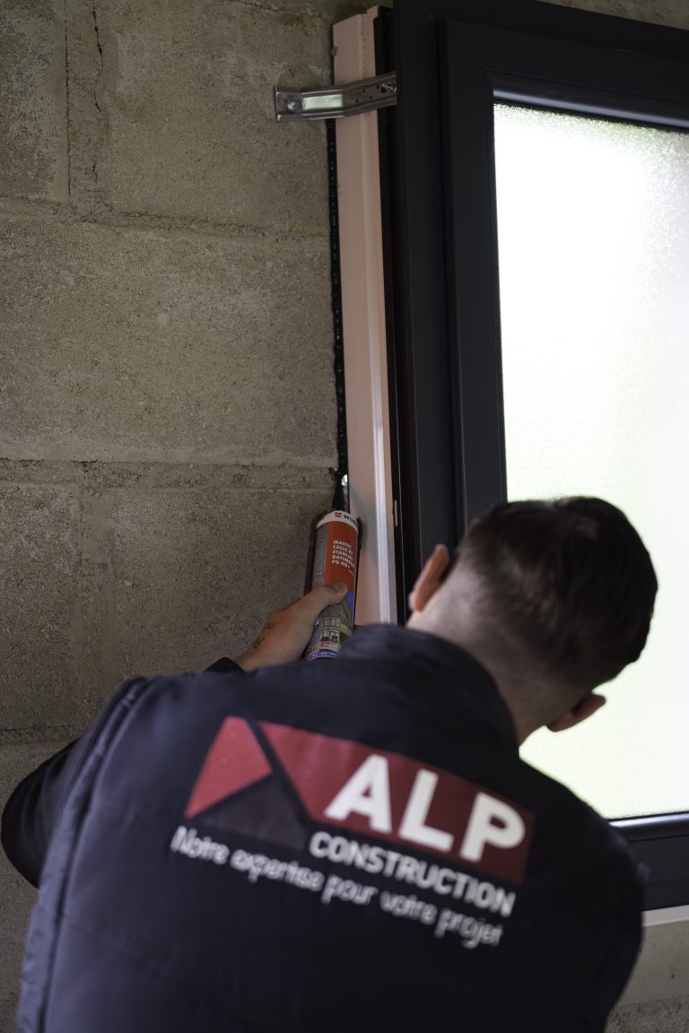 Équipe ALP au travail : menuiserie, avec le logo ALP visible sur les vêtements.