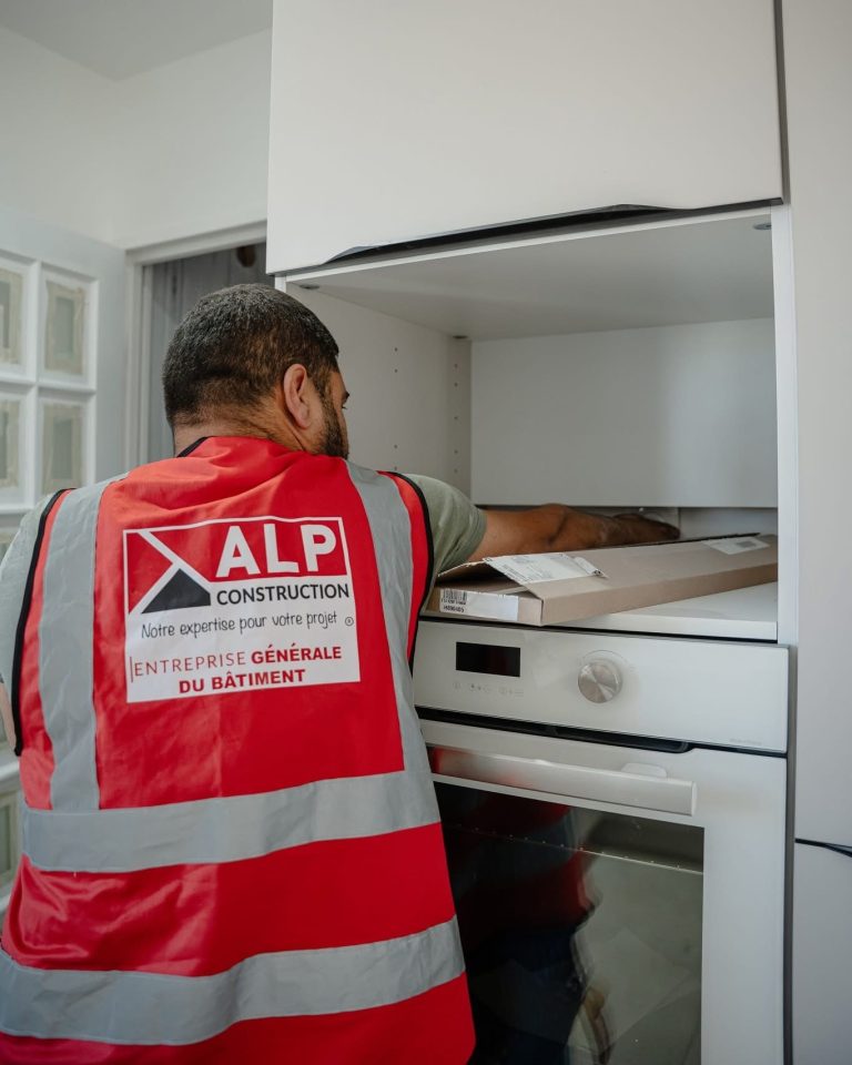Équipe ALP au travail : menuiserie, avec le logo ALP visible sur les vêtements.