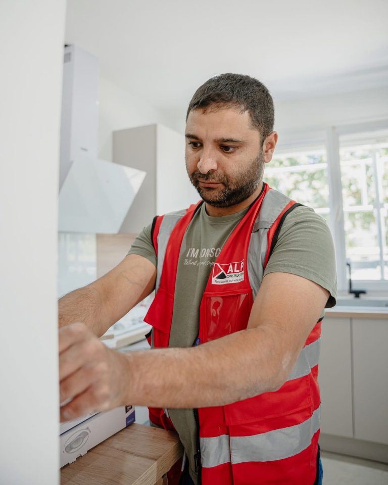 Équipe ALP au travail : menuiserie, avec le logo ALP visible sur les vêtements.