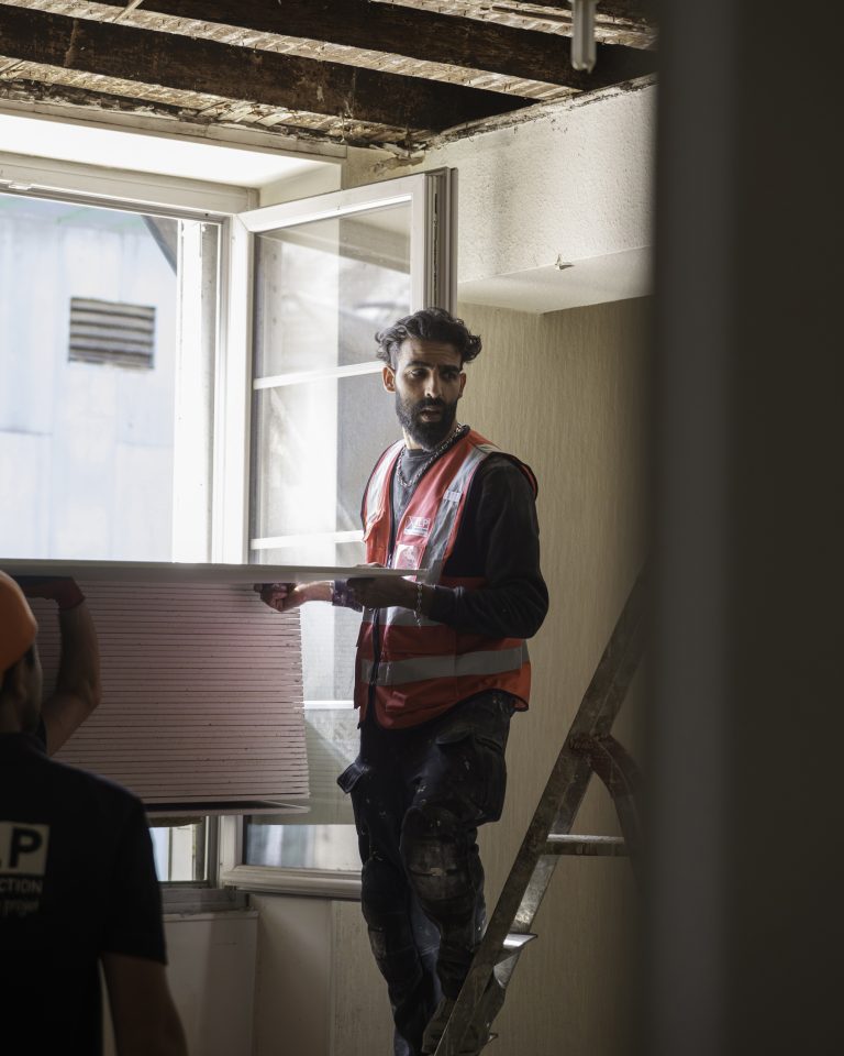 Équipe ALP au travail : plâtrerie et rénovation, avec le logo ALP visible sur les vêtements.