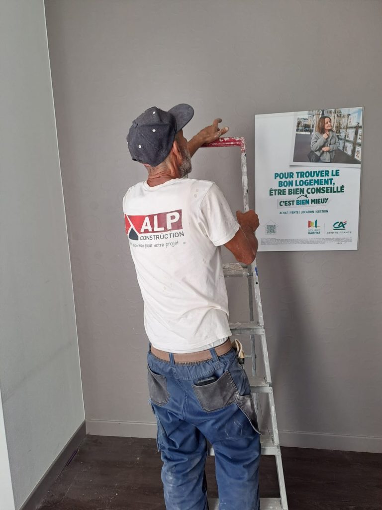 Équipe ALP au travail : plâtrerie et rénovation, avec le logo ALP visible sur les vêtements.