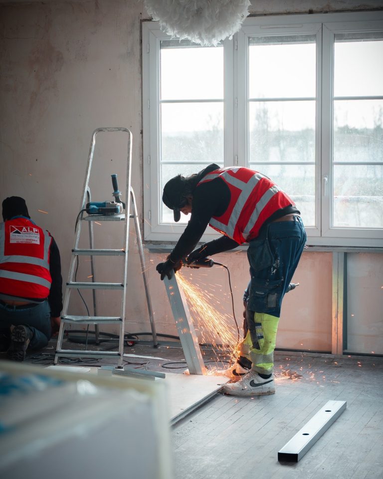 Équipe ALP au travail : plâtrerie et rénovation, avec le logo ALP visible sur les vêtements.