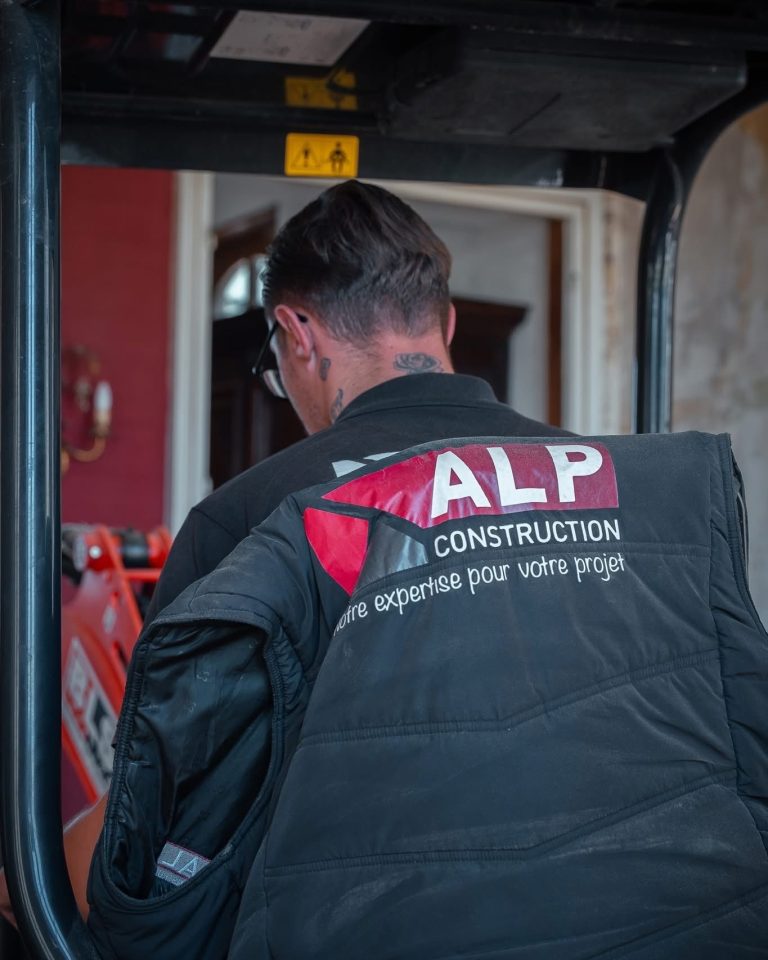Équipe ALP au travail : terrassement et engins, avec le logo ALP visible sur les vêtements.