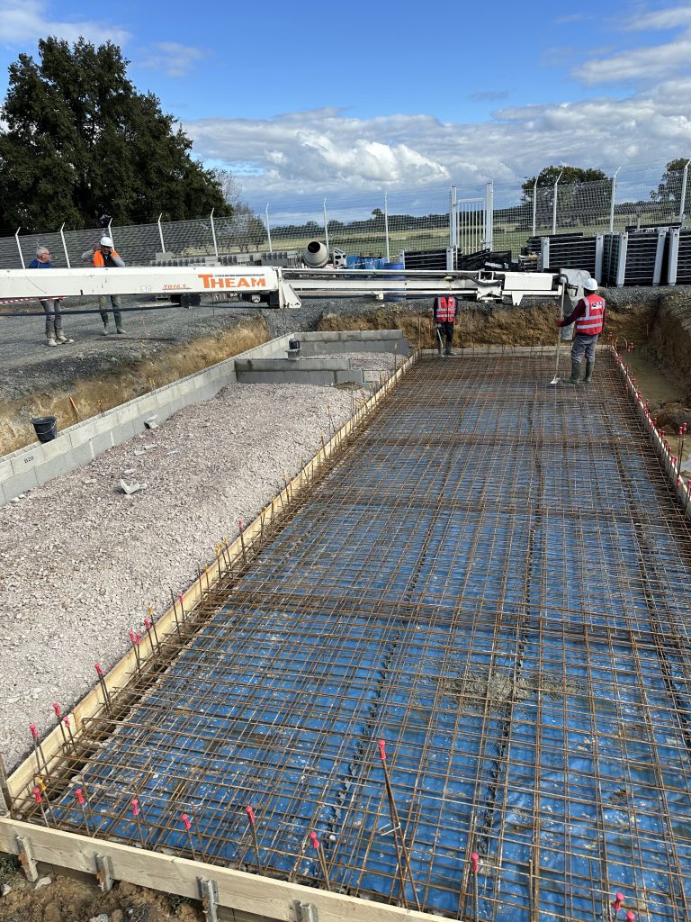 Des salariés ALP coordonnent une intervention sur un plancher en cours de réalisation.