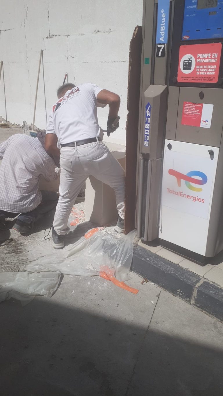 Deux salariés travaillent ensemble à la dépose d’un sol, avec un logo ALP visible sur le t-shirt du premier.